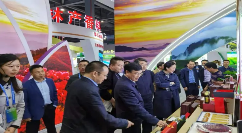 Ledare från National Forestry and Grassland Administration och Jiangxi Provincial Forestry Bureau inspekterar vår monter på Provincial Forestry Expo
