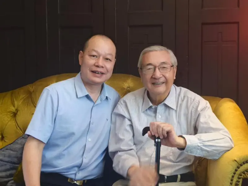 Möte med CAS-akademiker Xu Zhihong för att utforska Anoectochilus biotillverkningsteknik och få hans exklusiva inskription för Xinquan Shibawan Ice Snow Anoectochilus
